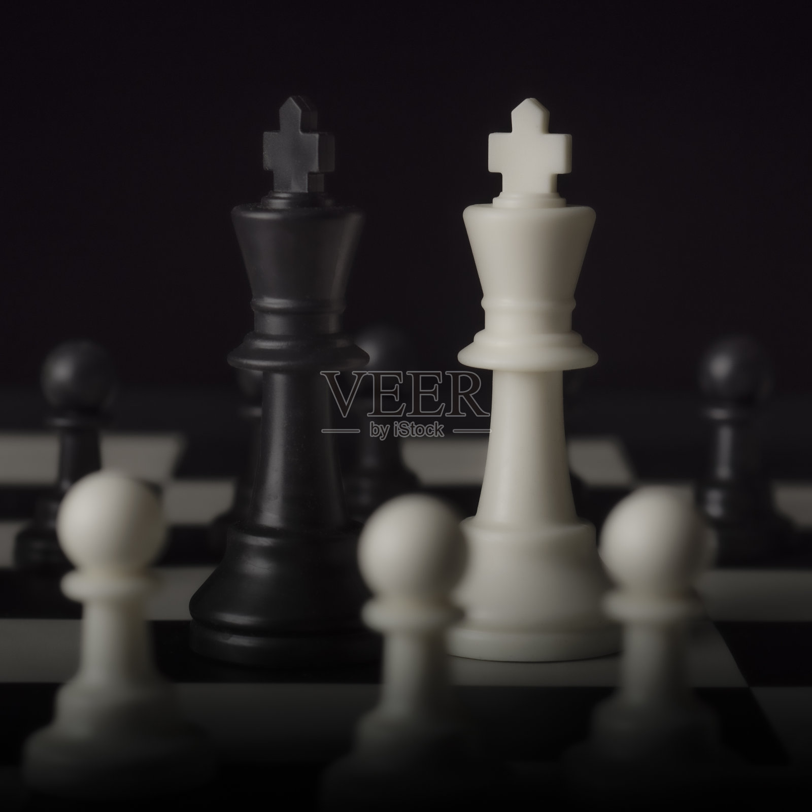 国际象棋黑棋对白棋照片摄影图片