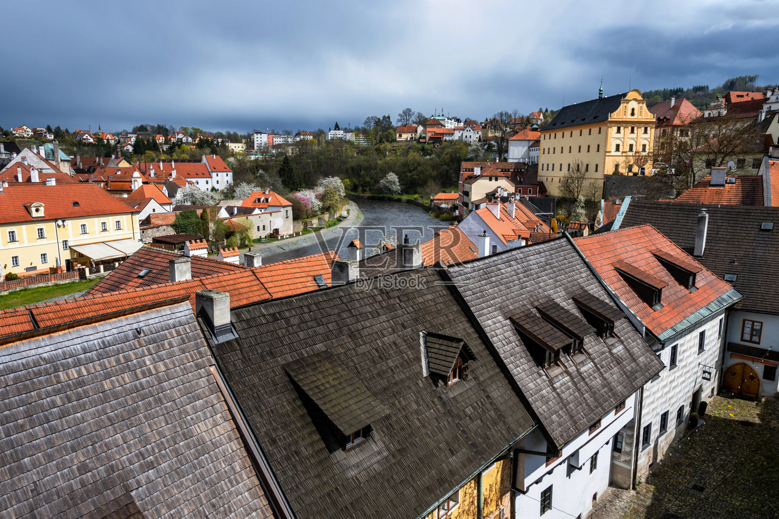 风景如画的古建筑和屋顶，伏尔塔瓦河，克鲁姆洛夫，照片摄影图片
