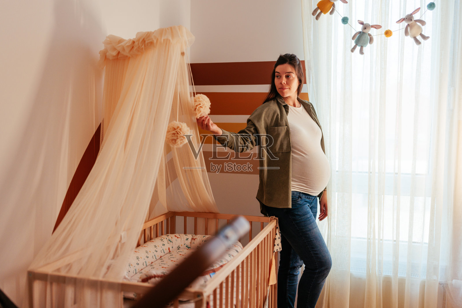 快乐的女人期待着孩子。照片摄影图片