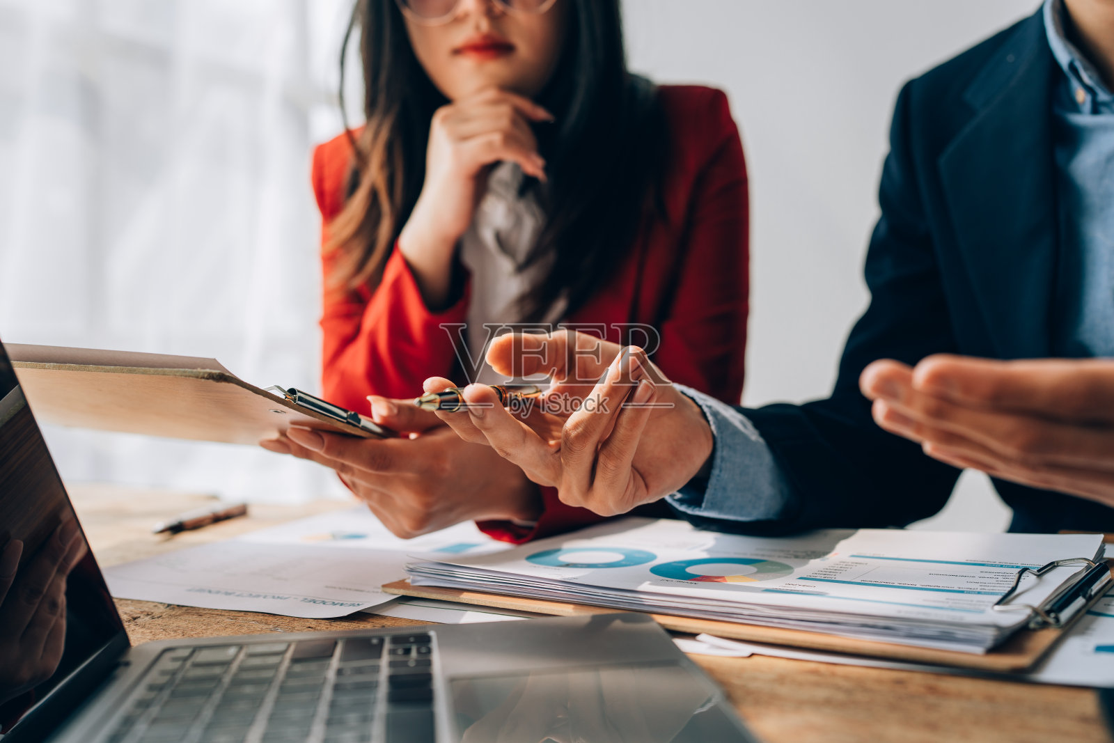 创业时，商务顾问在会议室解释公司的战略规划、财务投资、团队合作、文书审核和讨论公司的市场、利润、预算。照片摄影图片