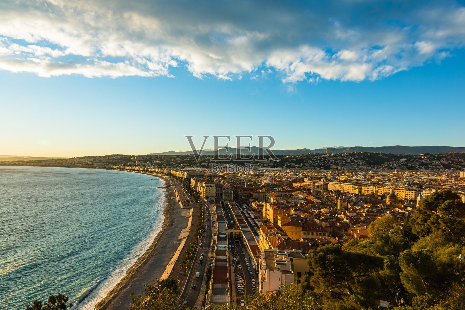从法国尼斯Côte d'Azur地区的城堡遗址公园的山丘上看到的地中海、海滩和老城区的城市景观照片摄影图片