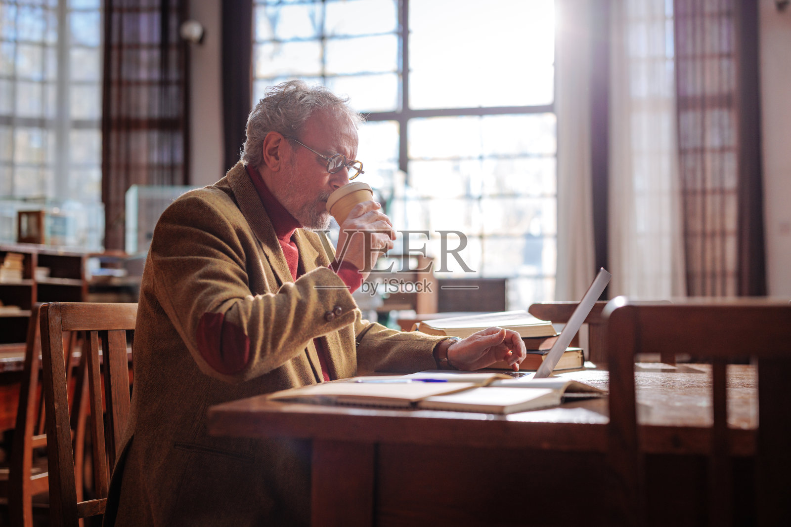 大学里的教授。照片摄影图片
