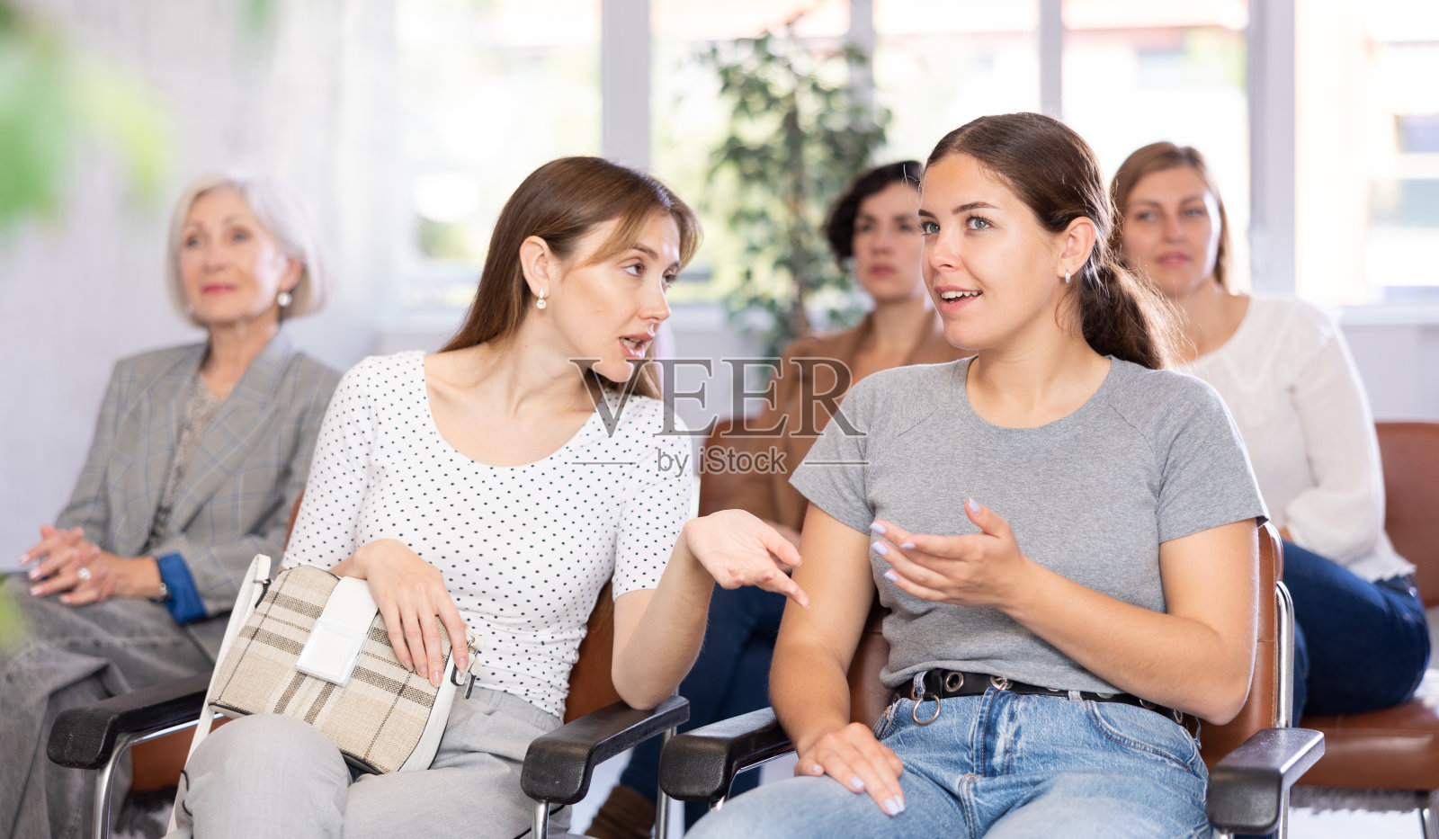 不同年级学生在讲堂训练时的肖像照片摄影图片