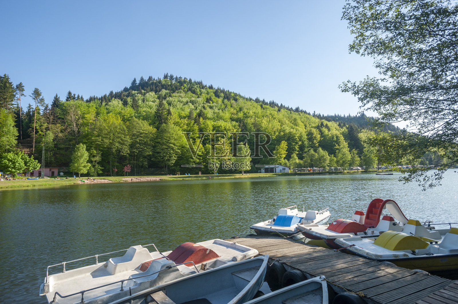 克劳森附近的克劳森湖。普法尔茨地区位于德国莱茵兰-普法尔茨联邦州照片摄影图片