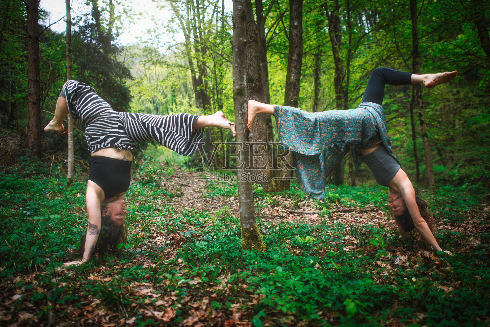 年轻的女夫妇练习杂技瑜伽照片摄影图片