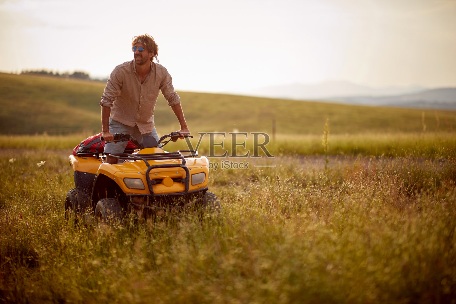 一个人在山上开着四轮摩托车照片摄影图片