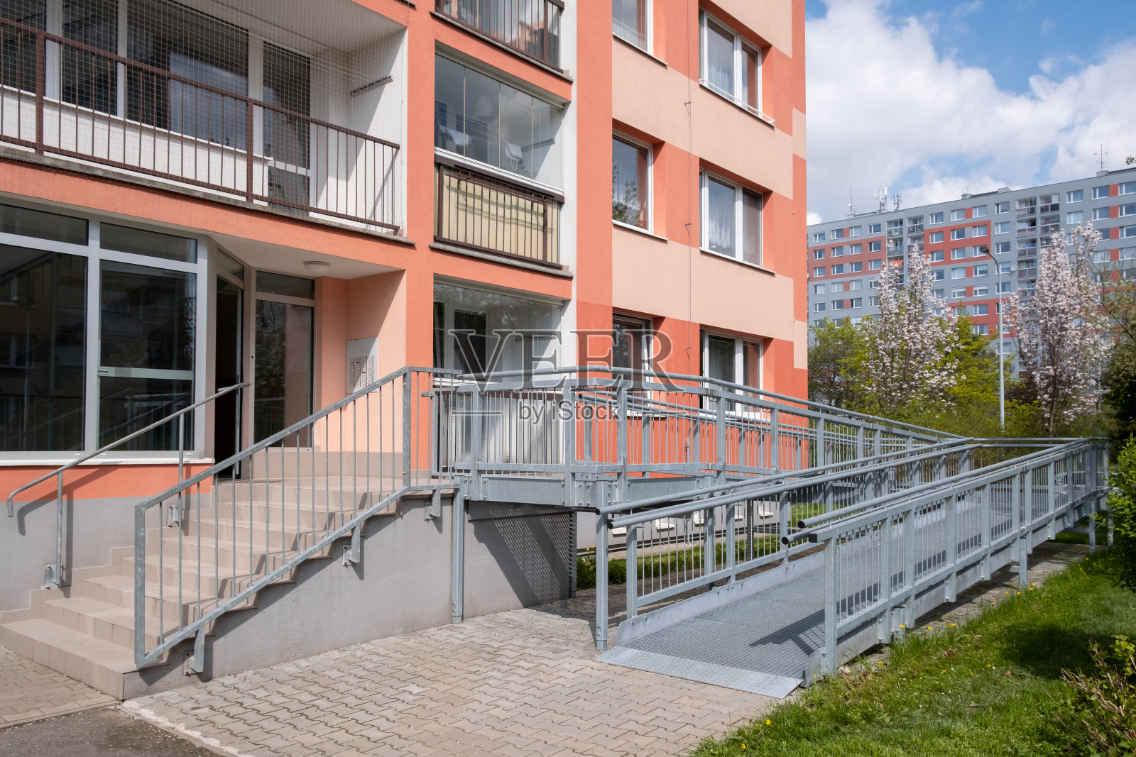 轮椅用金属坡道，欧洲典型公寓楼入口处残疾人专用金属结构。照片摄影图片