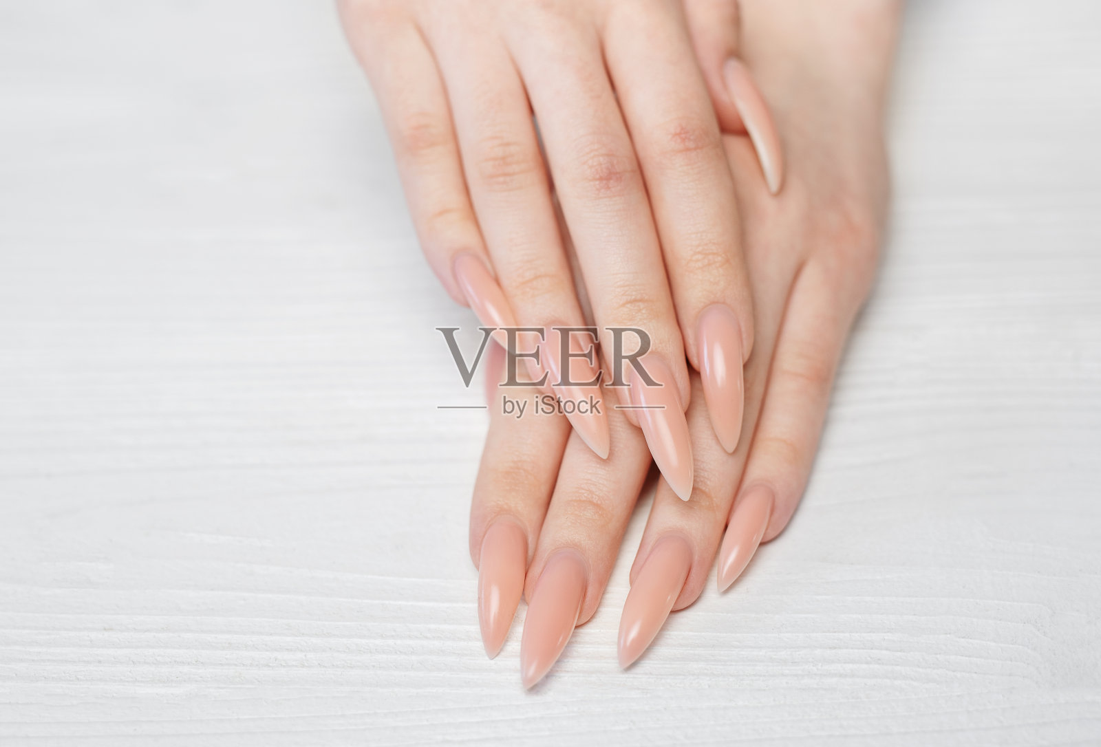 优雅的淡粉色自然美甲。照片摄影图片