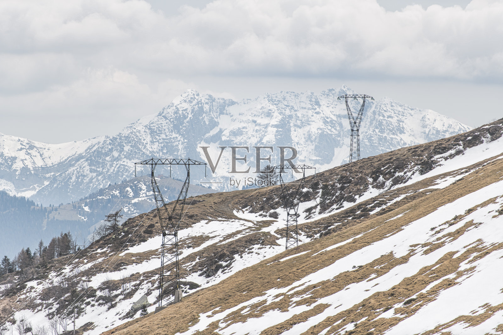 山上的高压线照片摄影图片