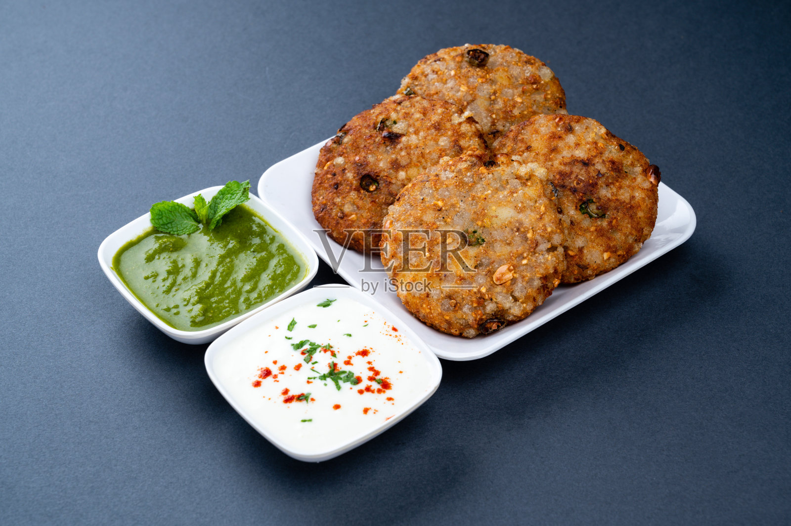 沙布达那瓦达配普迪纳酸辣酱和凝乳照片摄影图片