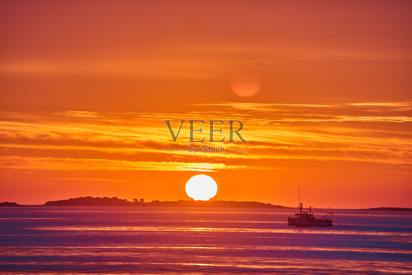 令人惊叹的日出细节的太阳和海洋海岸与渔船和金色的光。jpg照片摄影图片