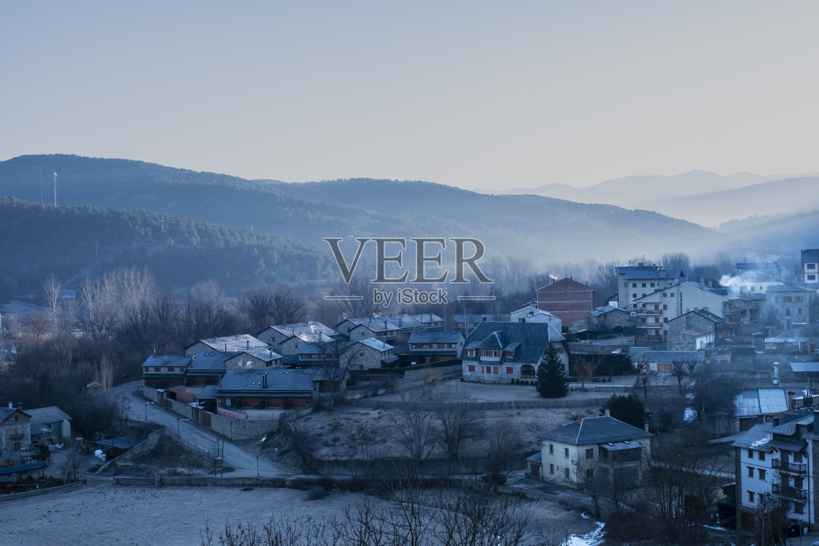 美丽的日出景观在一个山村在贝尔弗德塞尔丹亚，赫罗纳，加泰罗尼亚照片摄影图片