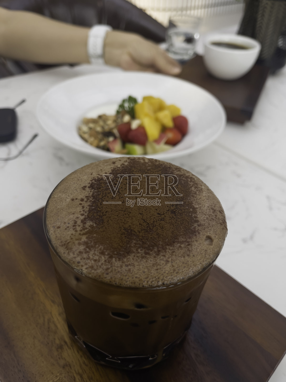 黑巧克力拿铁杯饮料照片摄影图片