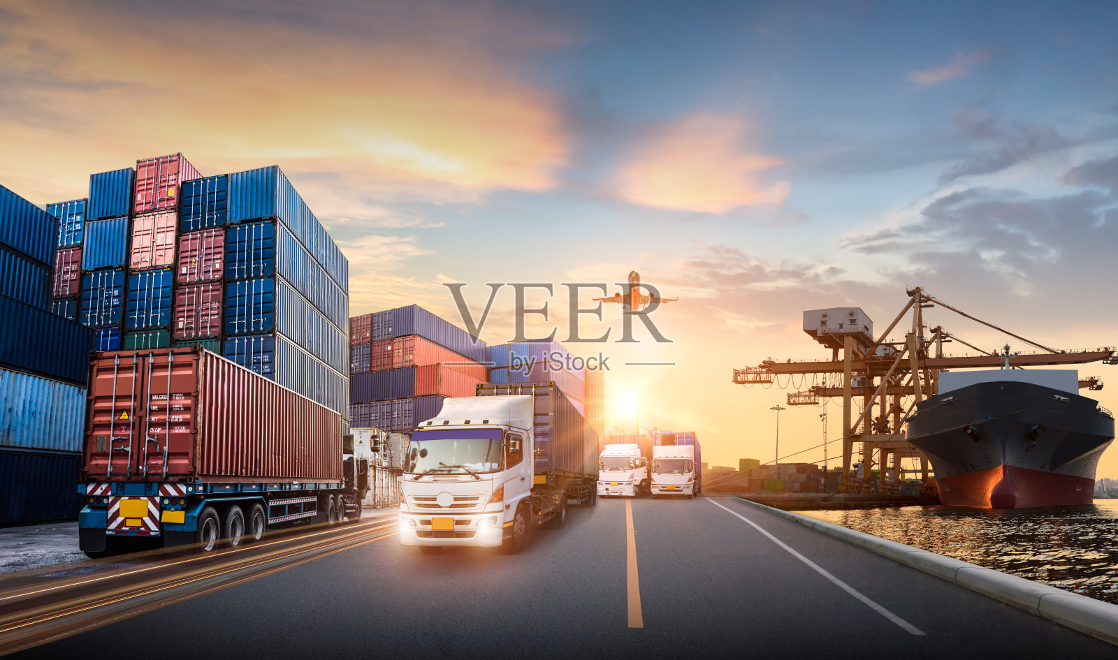 集装箱卡车在船舶港口的业务物流和运输集装箱货船和货机，物流进出口和运输的概念照片摄影图片