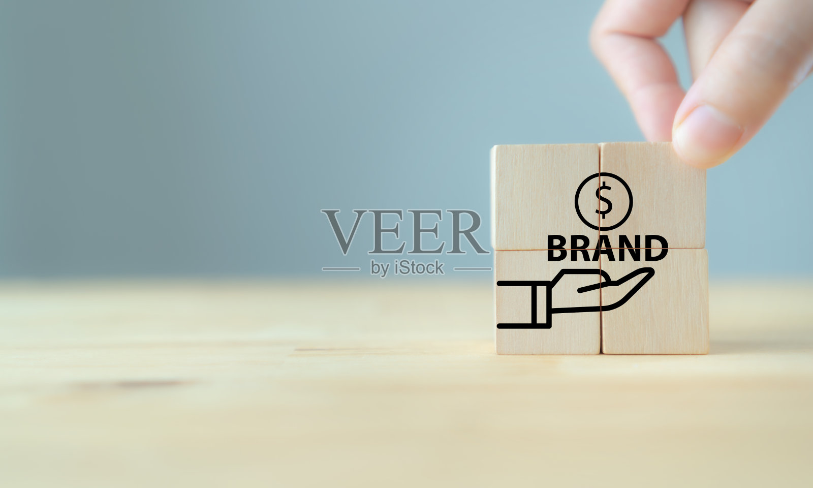 品牌资产概念。木制立方体块与品牌文本和品牌价值图标在明确的背景和复制空间。品牌营销管理旗帜。照片摄影图片