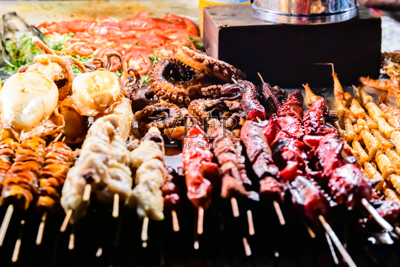 晚上，斯通镇的Forodhani花园出售不同的海鲜。坦桑尼亚桑给巴尔岛,照片摄影图片