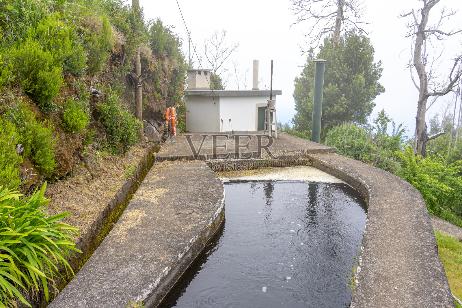 水道或灌溉渠的完成区;照片摄影图片