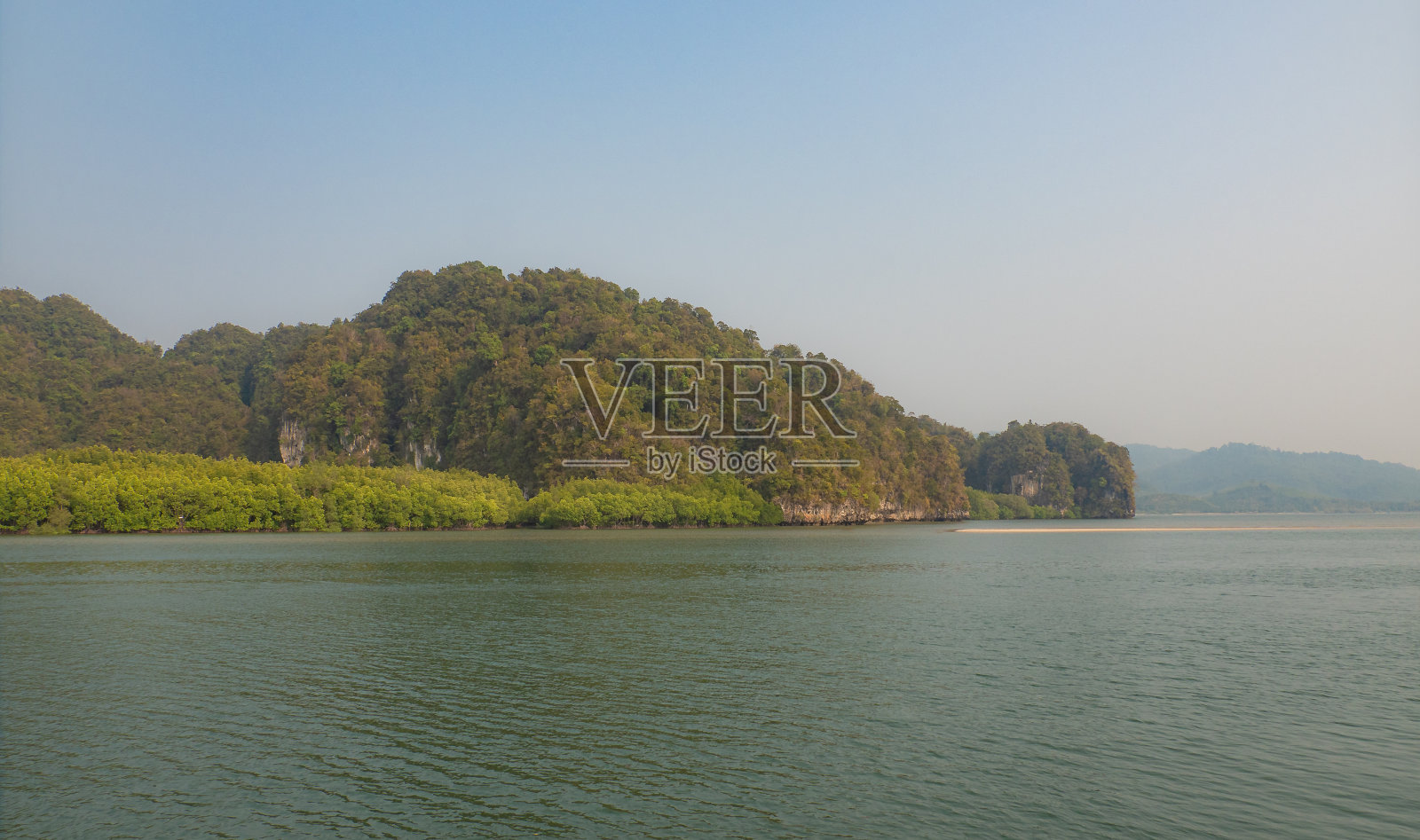 在风平浪静的日子乘船旅行。照片摄影图片