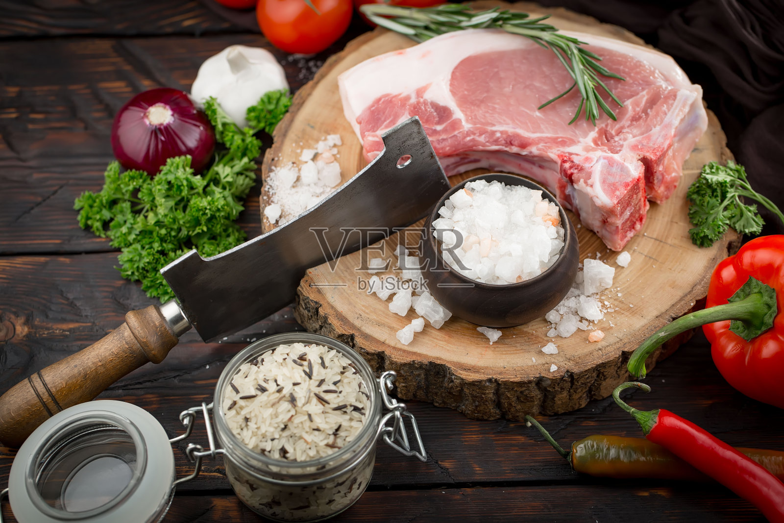 切肉桌上的生肉。照片摄影图片