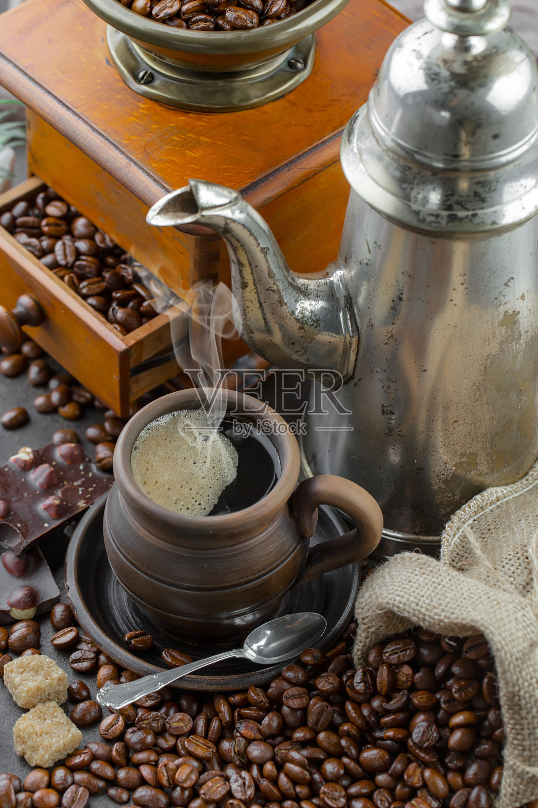 桌上的杯子里装着浓缩咖啡。照片摄影图片