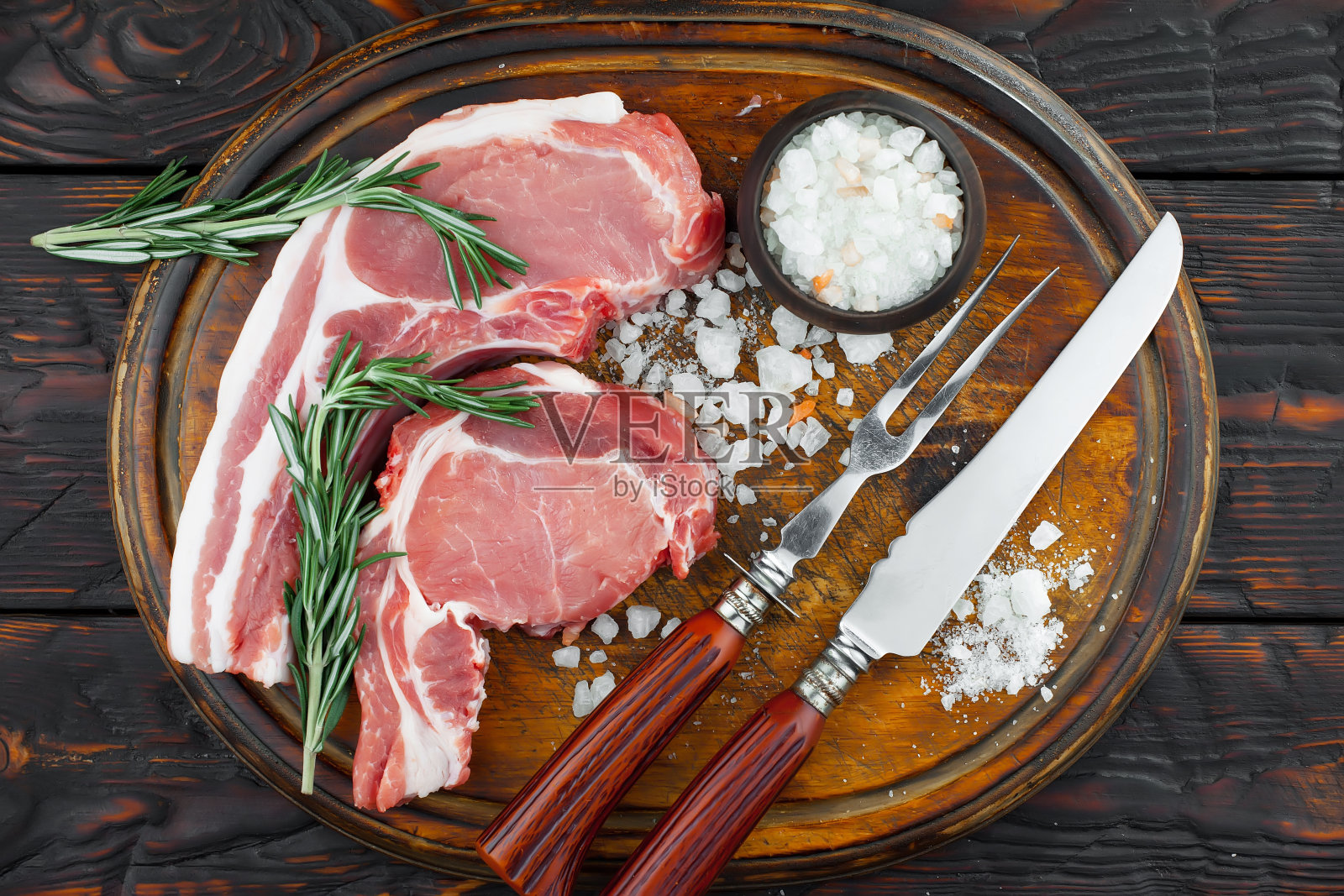 切肉桌上的生肉。照片摄影图片