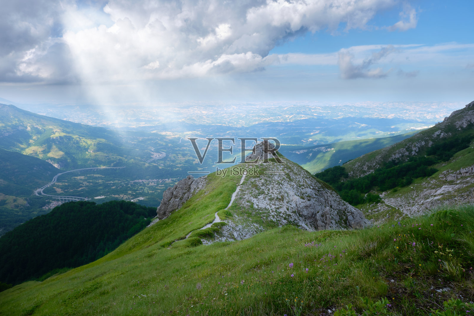 道路在山区的大石部分的泰拉莫地区与高速公路的看法照片摄影图片