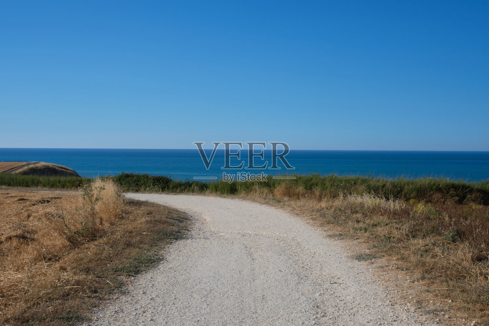 这条路通往阿布鲁佐亚得里亚海沿岸的蓬塔阿德西照片摄影图片