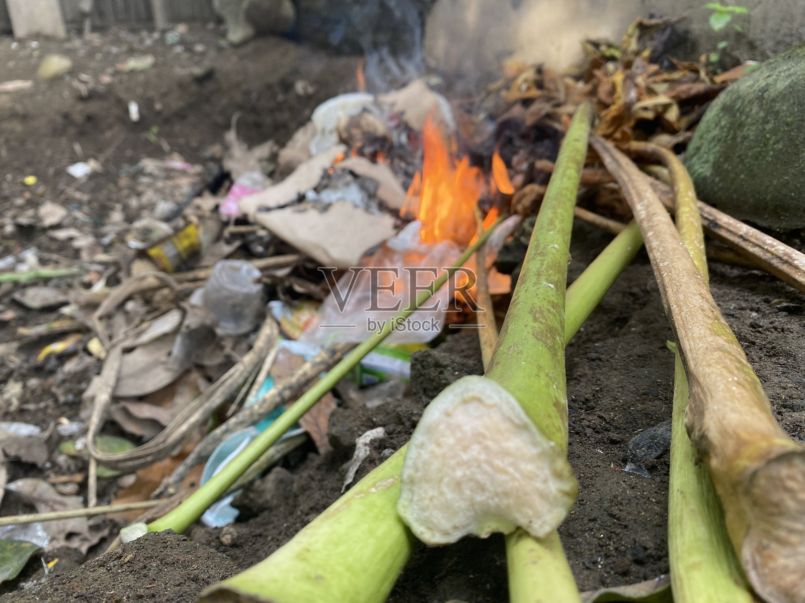 在地上烧垃圾照片摄影图片