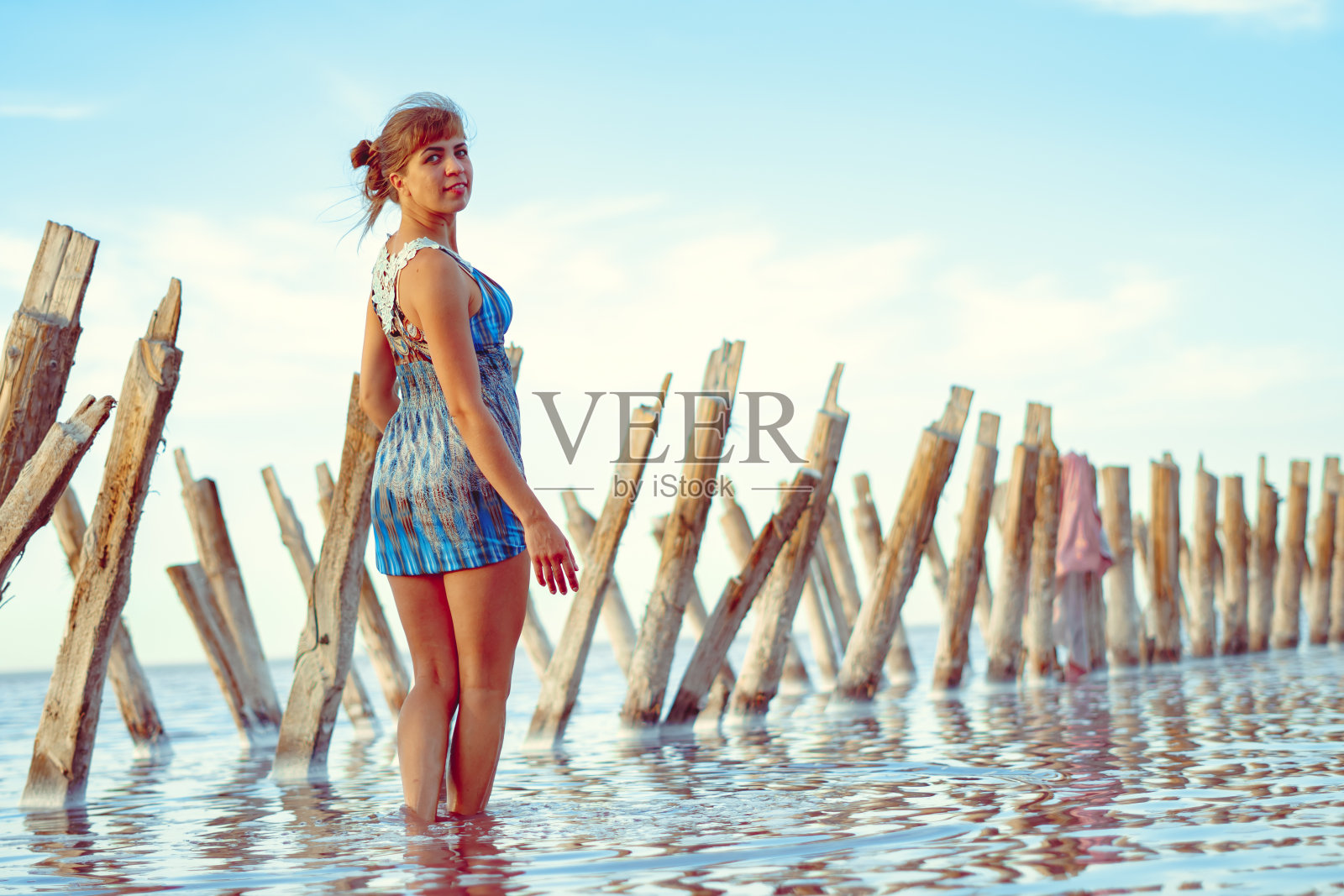 一个穿着泳装的女孩在盐湖上照片摄影图片