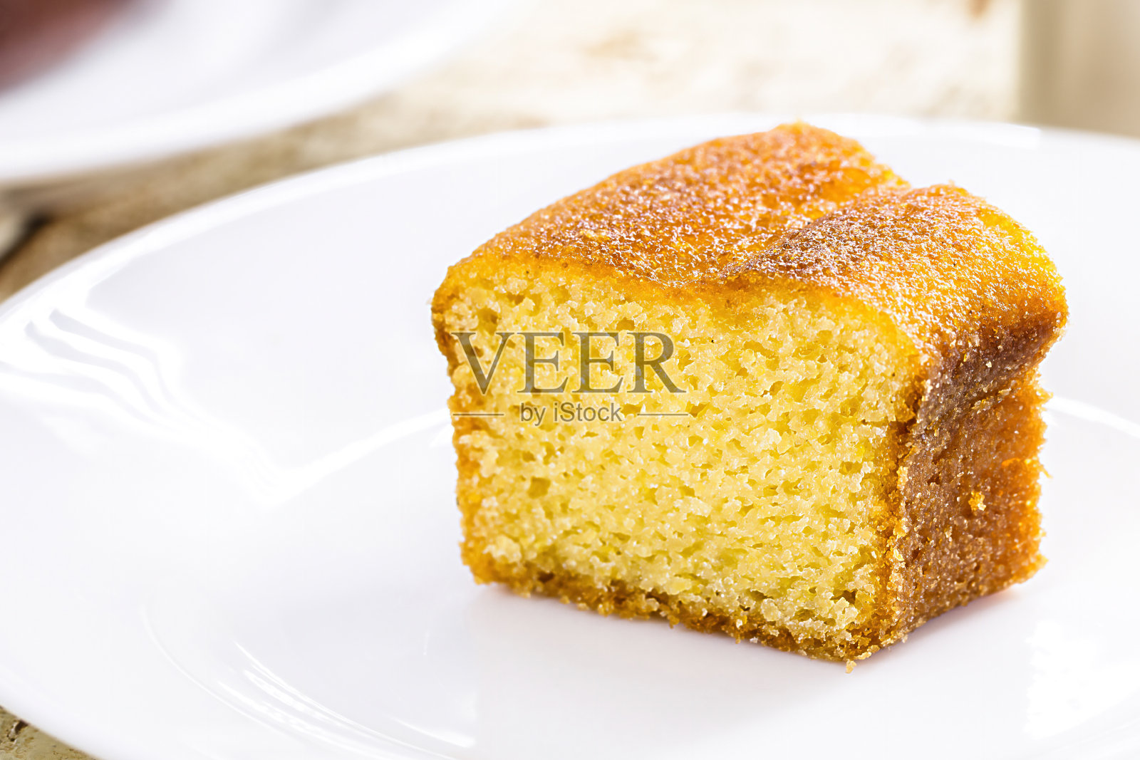 一小片玉米粉蛋糕，典型的巴西乡村蛋糕，用玉米粉做成，背景是热咖啡，背景是番石榴酱和奶酪照片摄影图片