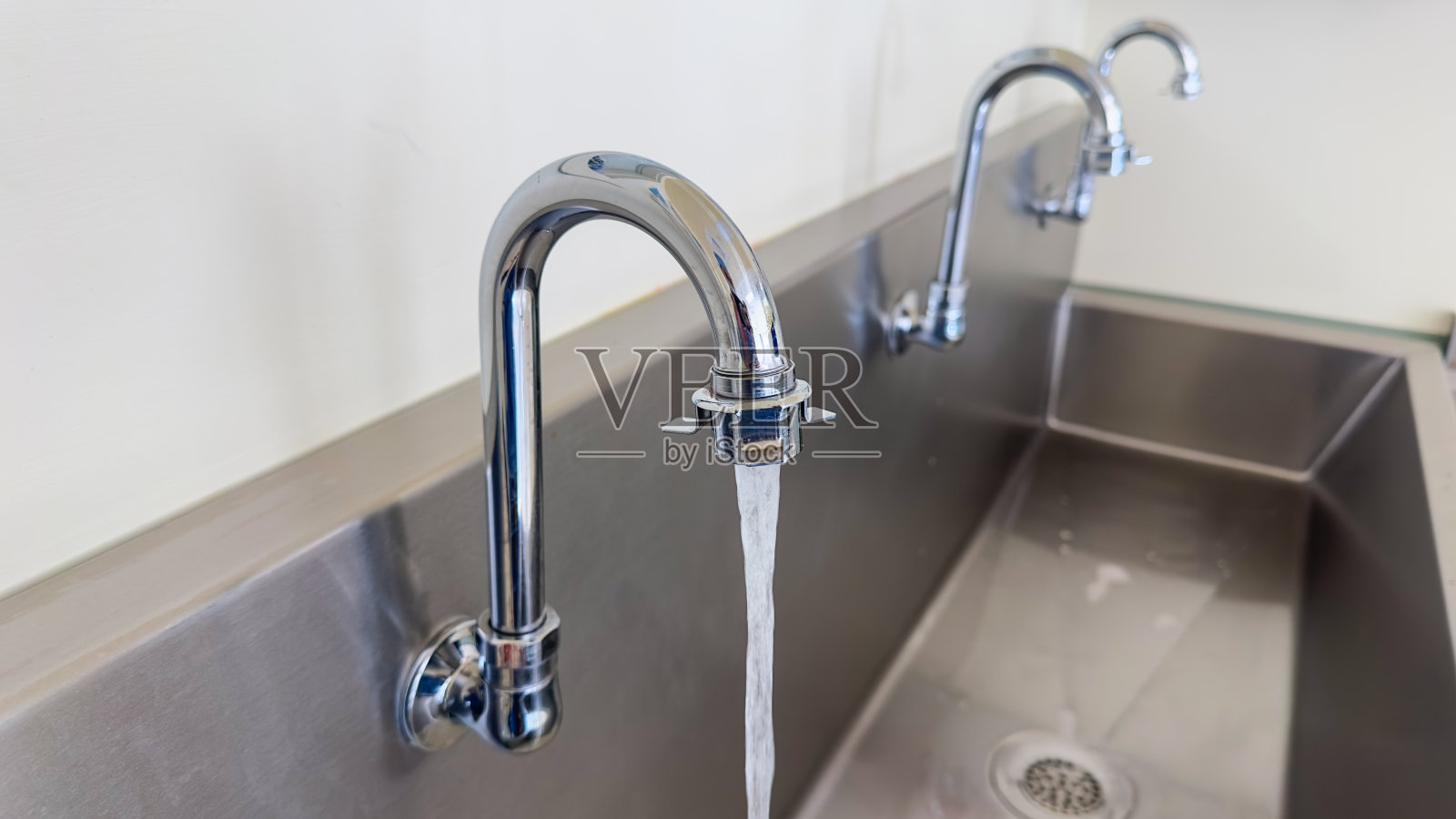 水龙头里的水是生命、纯洁和新生的象征。它代表了水的基本元素，是营养、提神和清洁的来源照片摄影图片