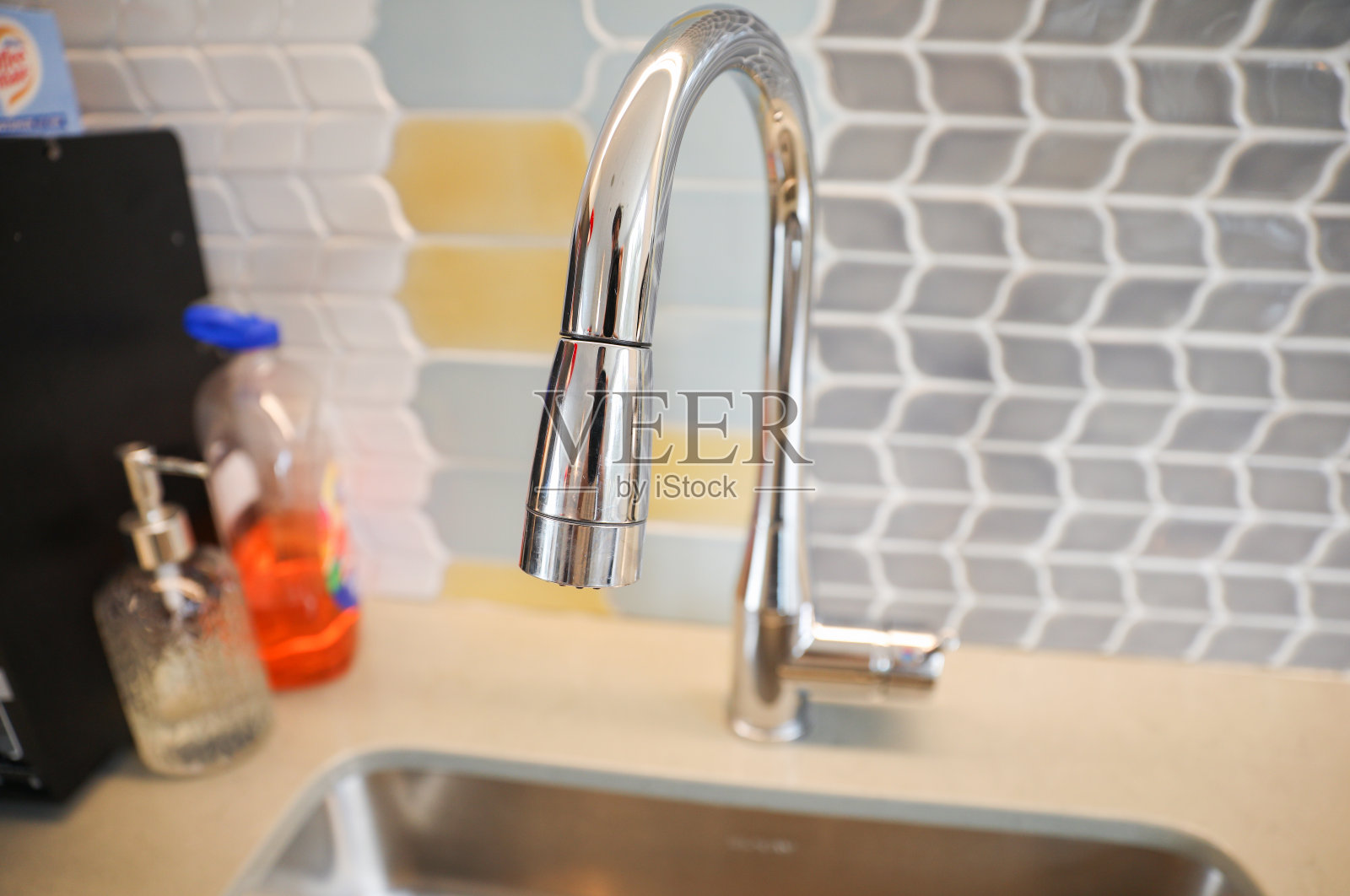 水龙头里的水是生命、纯洁和新生的象征。它代表了水的基本元素，是营养、提神和清洁的来源照片摄影图片