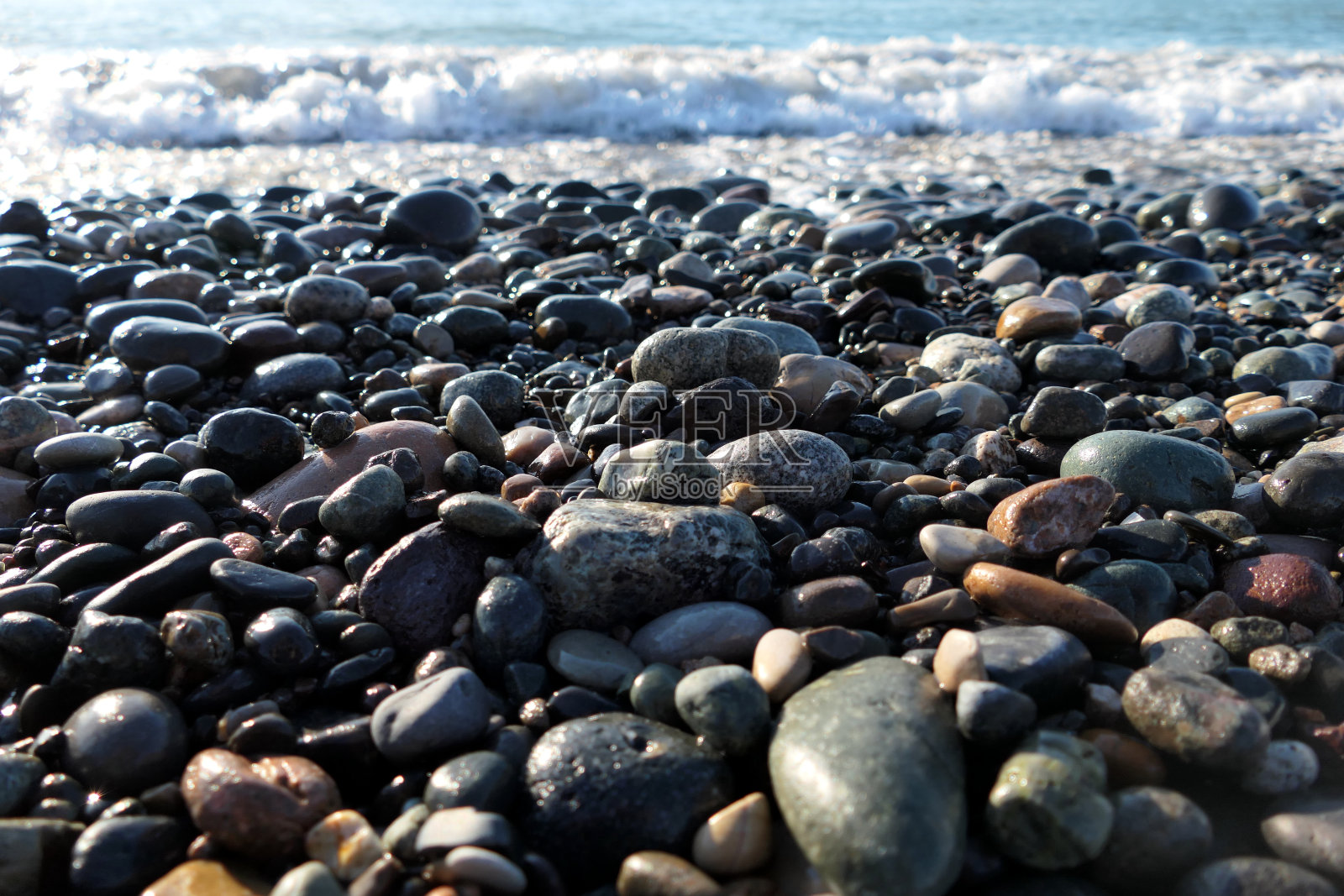 海滩上的湿鹅卵石照片摄影图片
