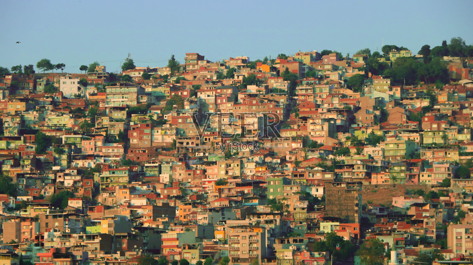 在土耳其的伊兹密尔，城市上有很多建筑照片摄影图片