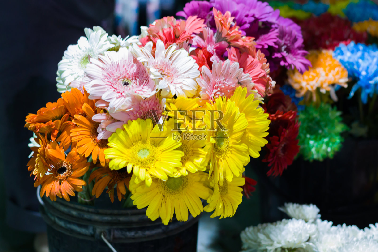 在庆祝生活大事，如结婚或其他仪式的花卉装饰。照片摄影图片