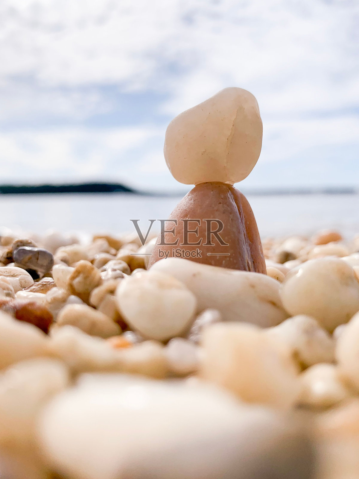 沙滩上堆积的白色鹅卵石的特写照片摄影图片