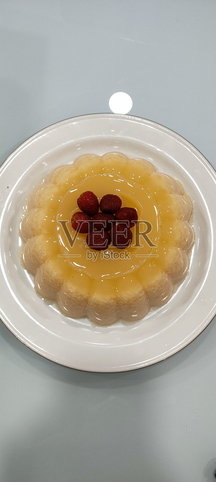 芒果布丁配新鲜草莓照片摄影图片