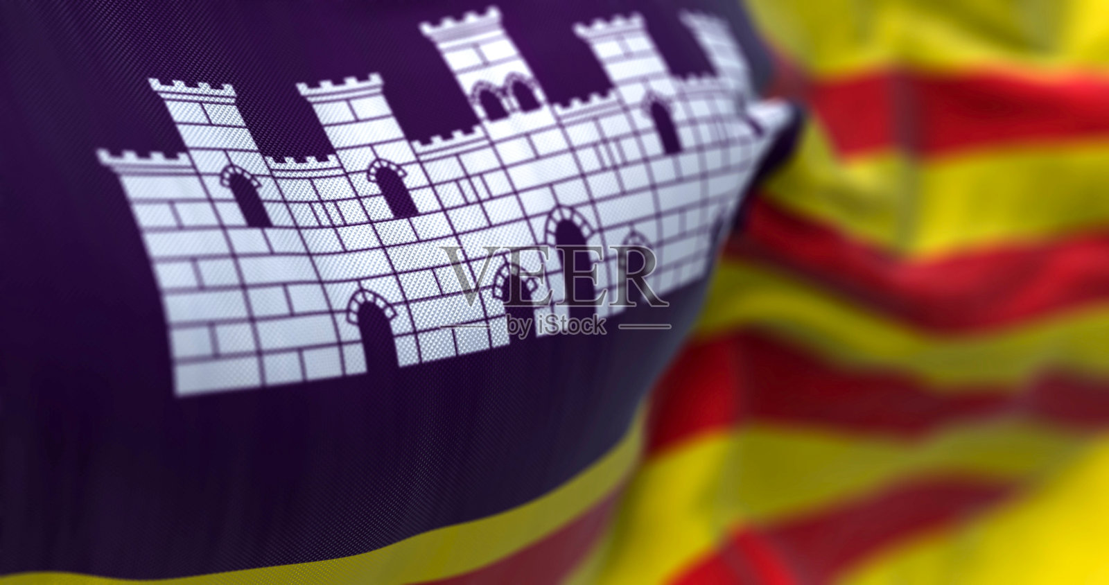 巴利阿里群岛的旗帜在风中飘扬的特写照片摄影图片