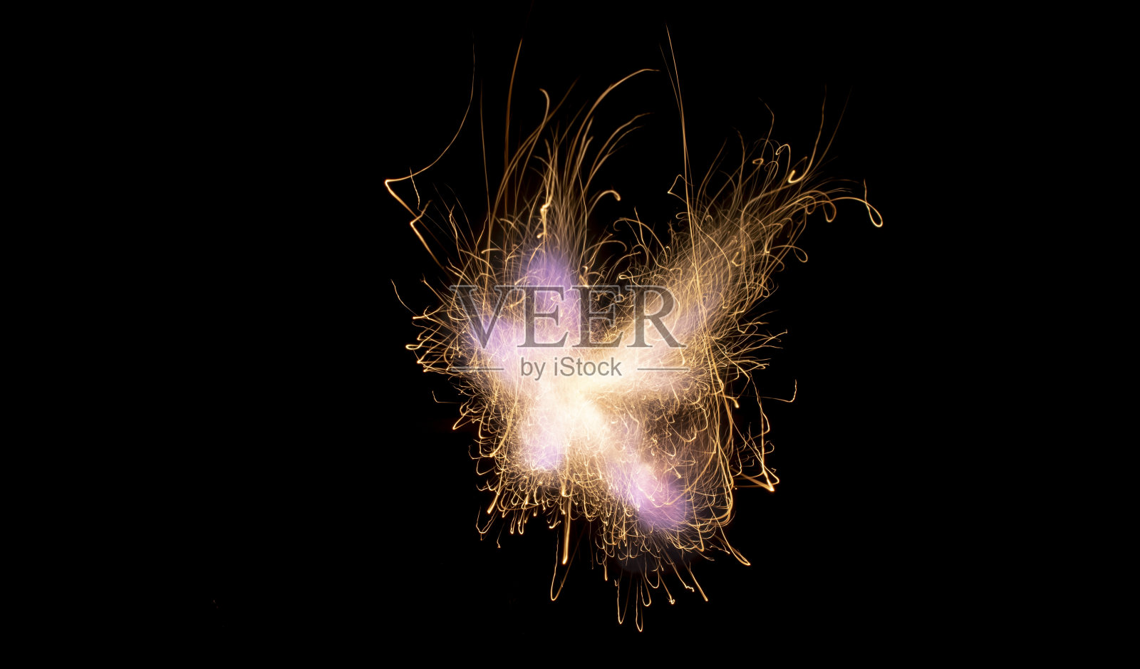 黑暗中的火。火花的发光线。爆炸黑火药。照片摄影图片