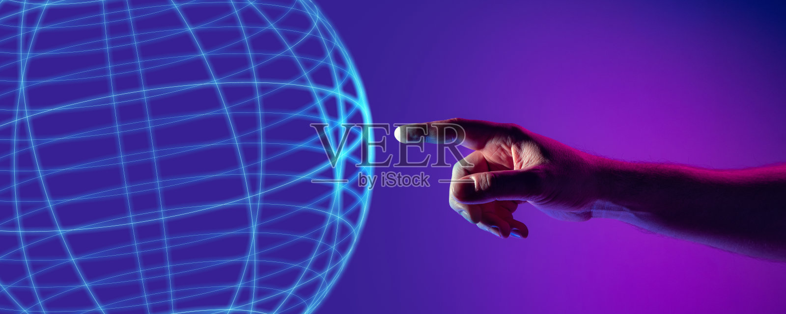 肖像与人的手触摸霓虹灯，发光的圆形，球体在霓虹灯抽象最小的紫色背景。网络问题照片摄影图片