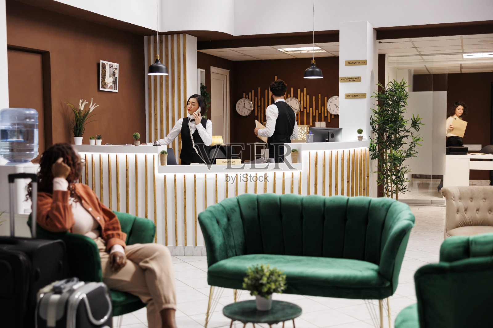 亚洲员工接听预约电话照片摄影图片