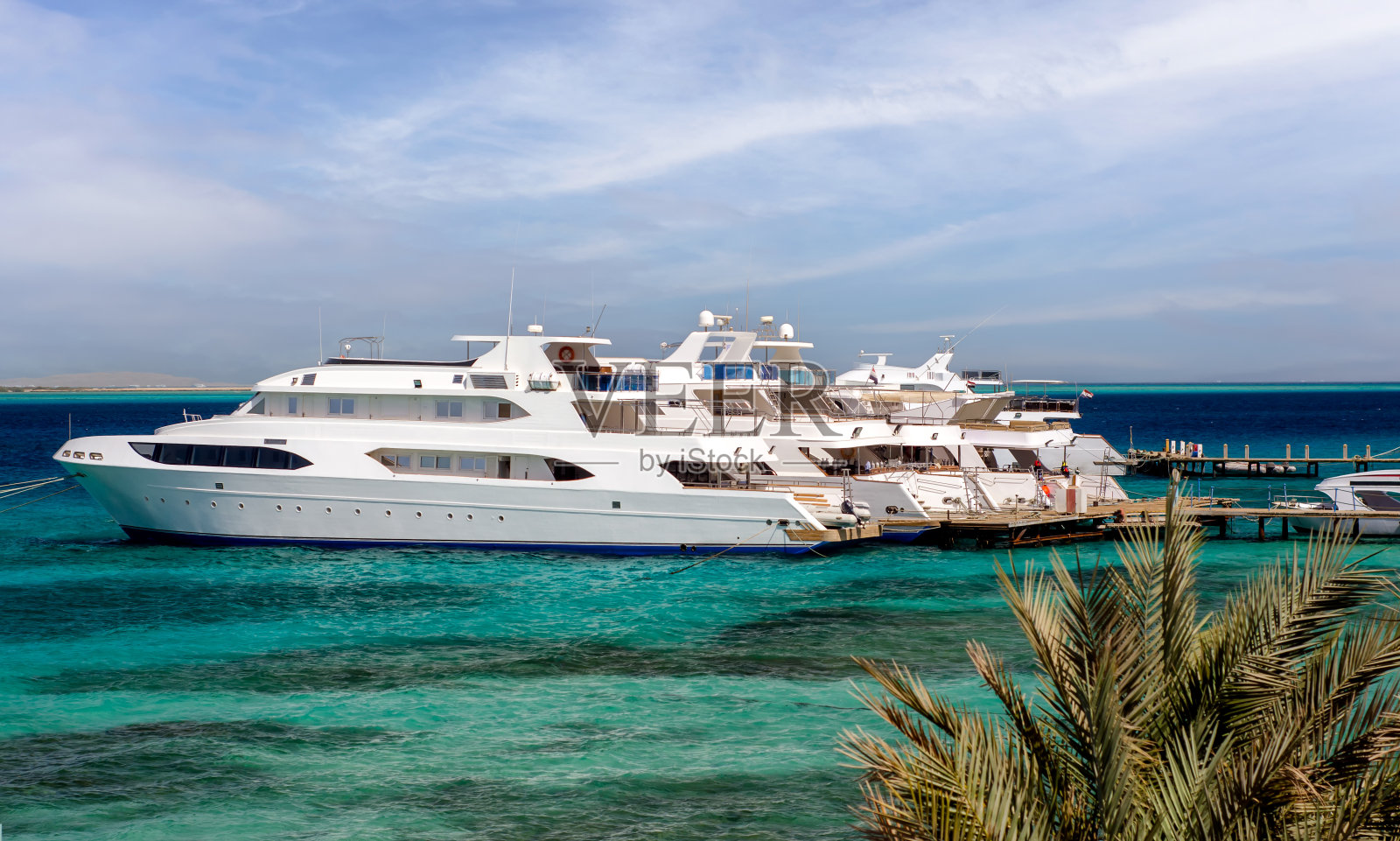 埃及红海上的几艘船只照片摄影图片