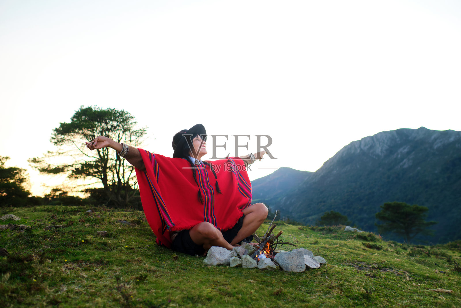 一个土著妇女独自在山上生火照片摄影图片