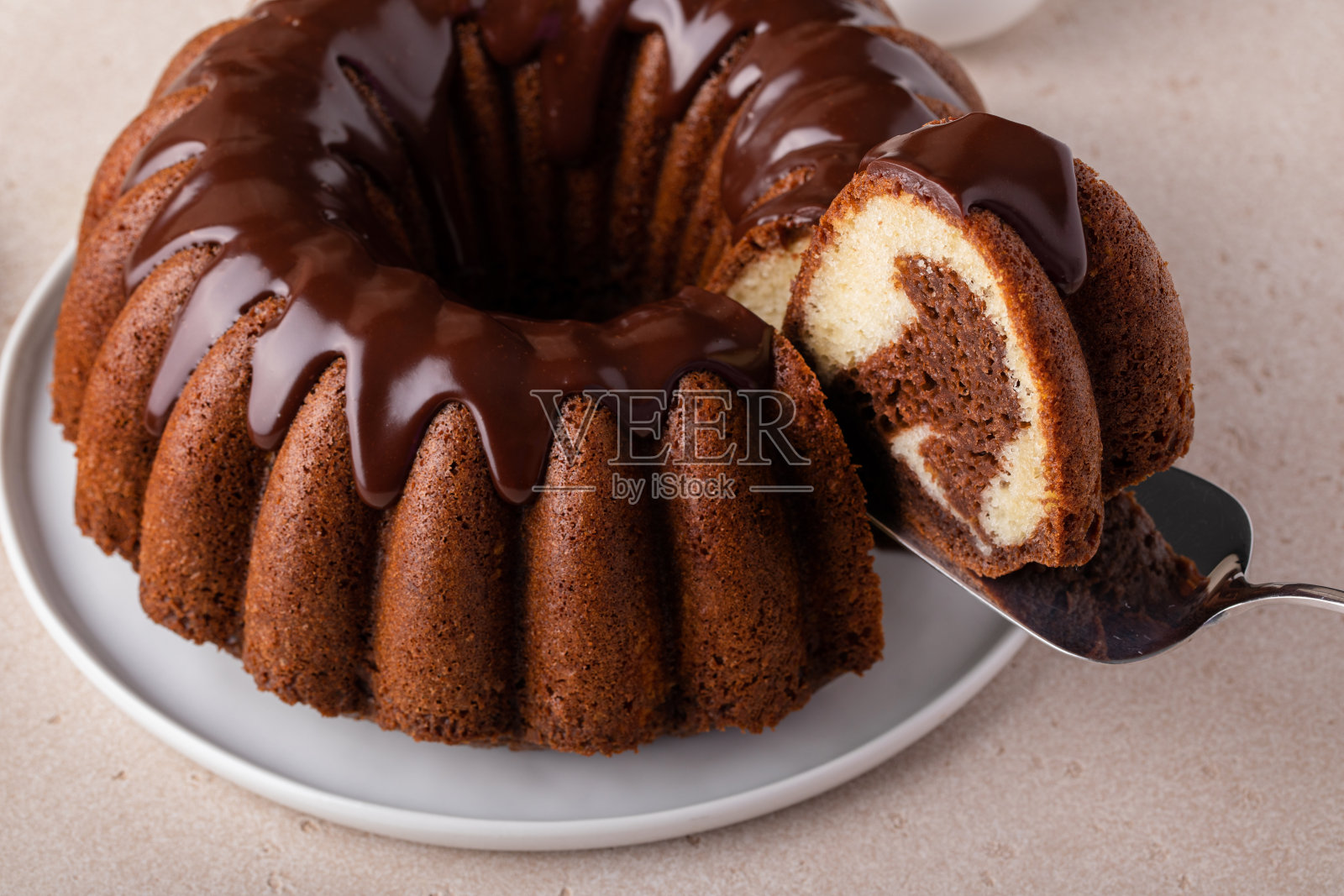 巧克力大理石蛋糕，上面淋上巧克力釉照片摄影图片