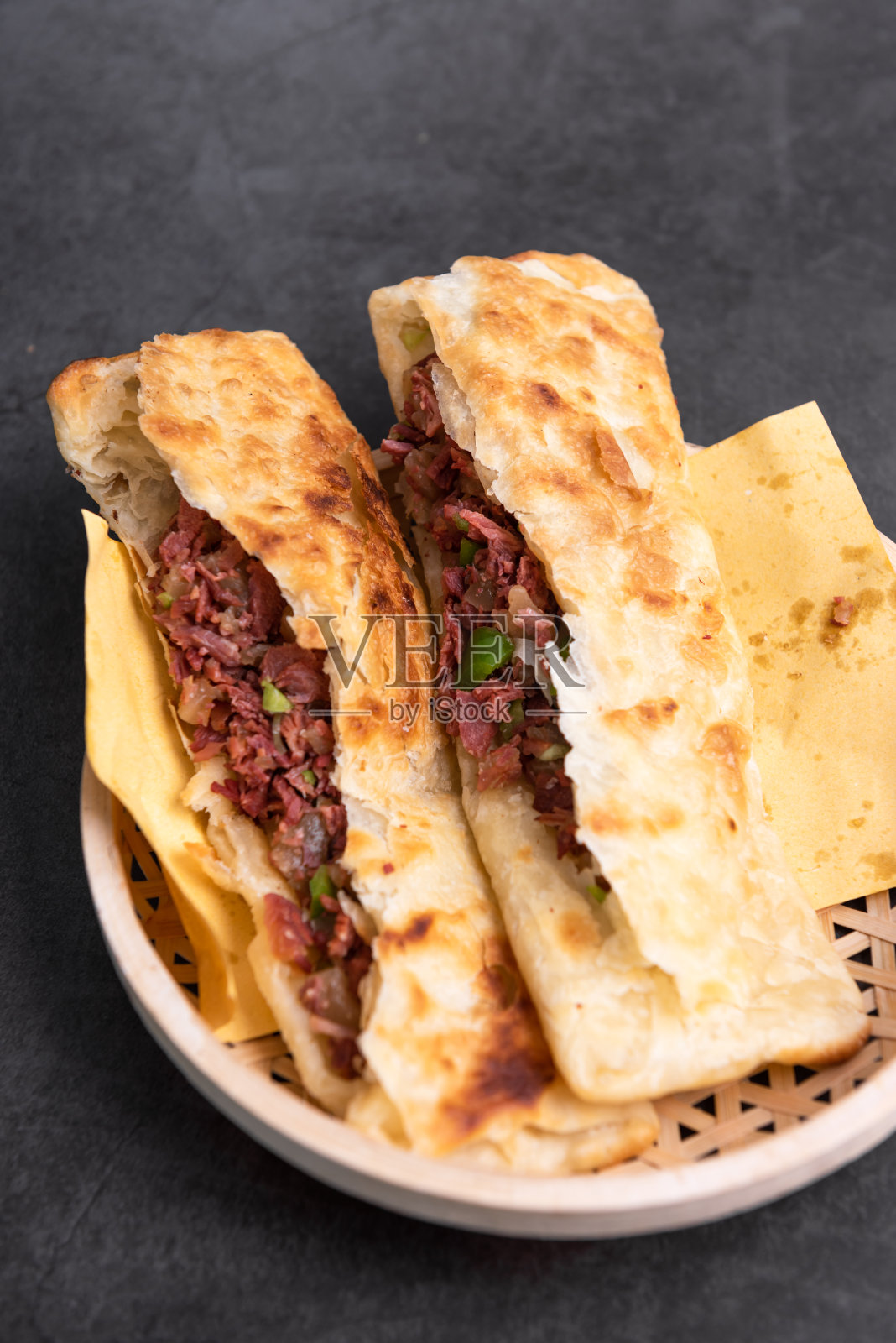 驴肉火，一种东方美食。河间驴汉堡照片摄影图片