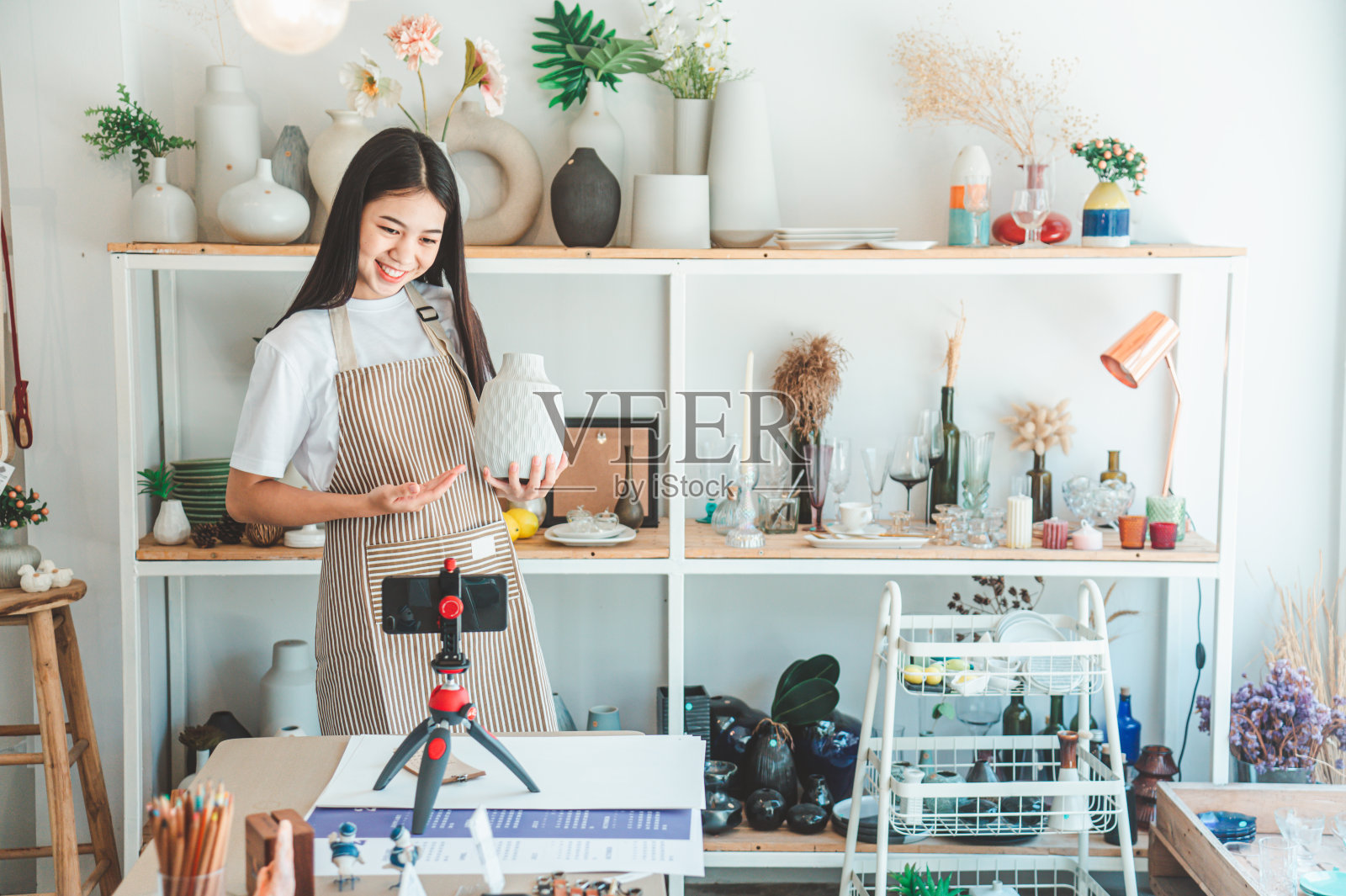 小企业主正在直播。销售产品给前来购买和接受订单的客户。查看客户从网上零售商处订购的订单——网上购物。照片摄影图片