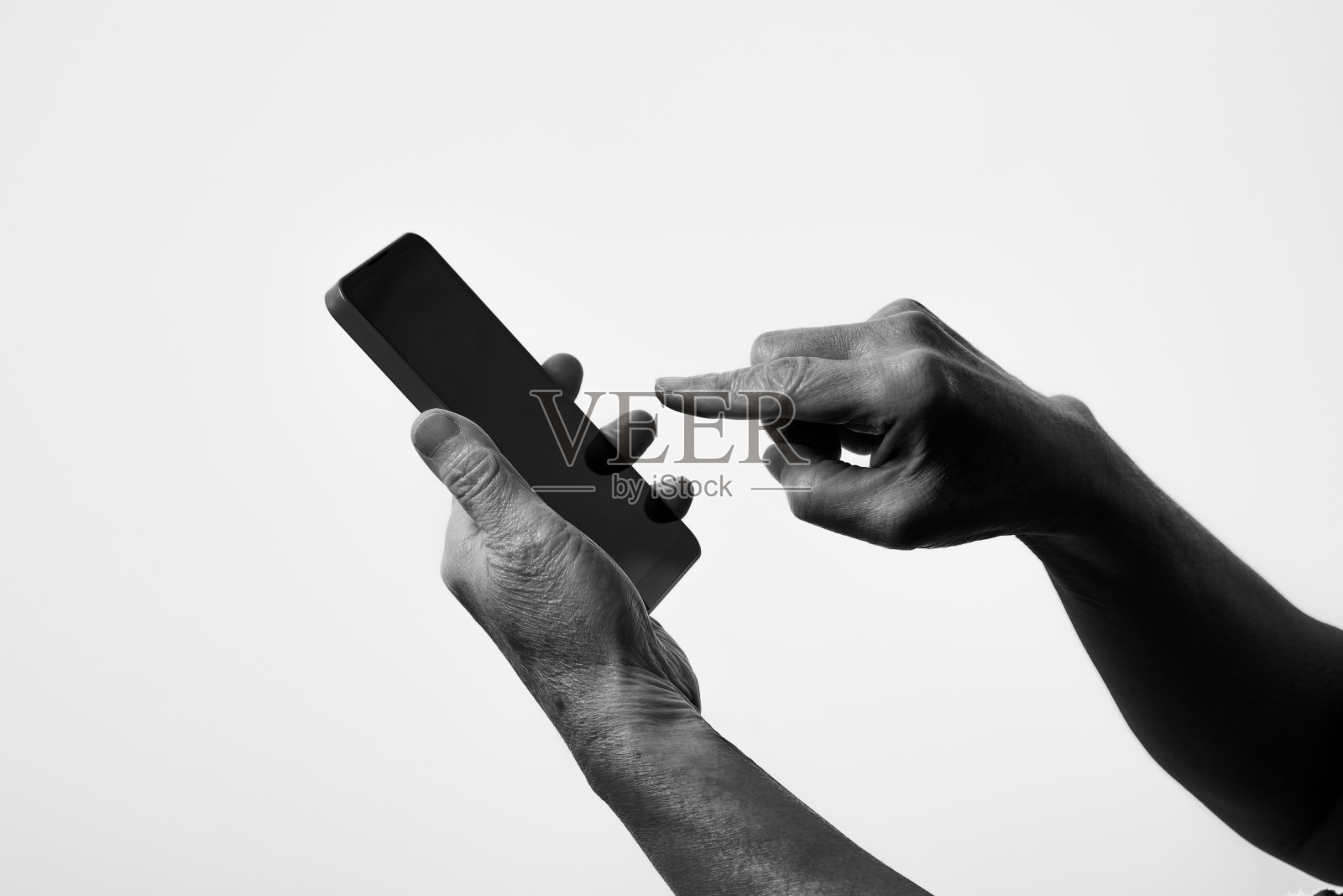 一位手持智能手机的日本老年女性布满皱纹的手照片摄影图片