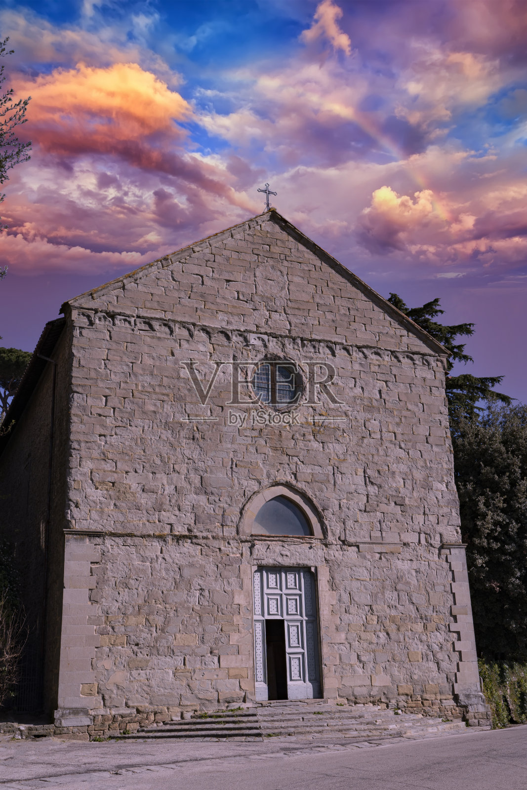 托斯卡纳科尔托纳镇日落时分的圣多梅尼科教堂照片摄影图片