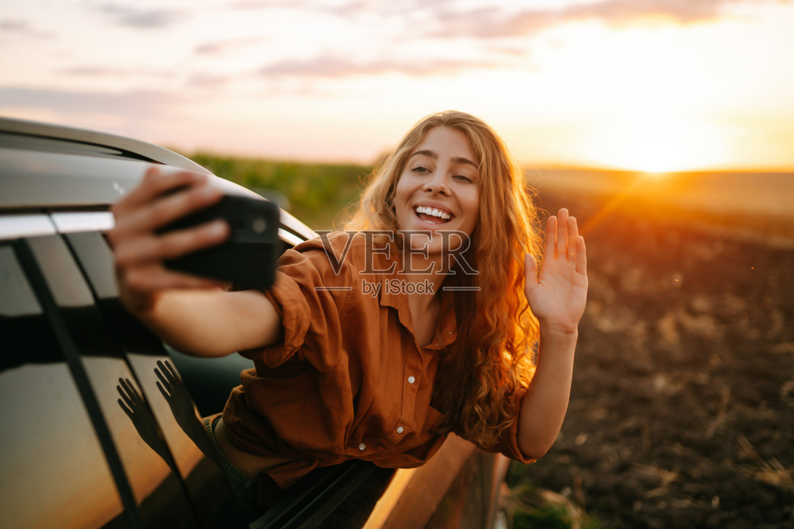 有问题的时间。一名年轻女子自驾游时在车里自拍照片摄影图片