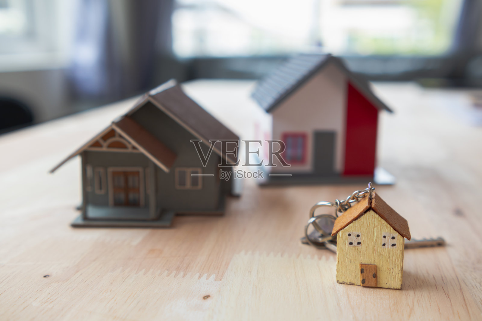 房地产销售文件和样板房被放在房地产销售办公室的桌子上，准备让潜在买家与经销商签订房地产销售合同。照片摄影图片